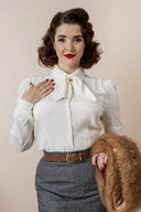 Katherine Bow Blouse in Ivory von Weekend Doll, Modelbild
