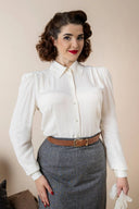 Katherine Bow Blouse in Ivory von Weekend Doll, Modelbild