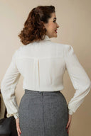 Katherine Bow Blouse in Ivory von Weekend Doll, Modelbild