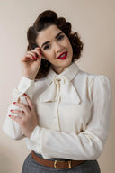 Katherine Bow Blouse in Ivory von Weekend Doll, Modelbild