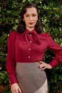 Katherine Bow Blouse in Mulberry von Weekend Doll, Modelbild