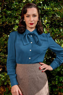 Katherine Bow Blouse in Petrol Blue von Weekend Doll, Modelbild