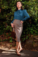 Katherine Bow Blouse in Petrol Blue von Weekend Doll, Modelbild ganze Figur