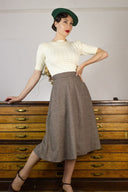 Lana Sweater in Elfenbein, Modelbild ganze Figur – Weekend Doll