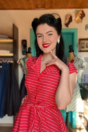 Frau in Swing Kleid mit Retro und Vintage inspirierter Damenmode im Stil der 1950er Jahre