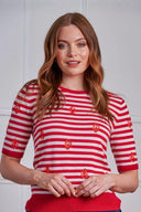 Frau in rot-weiß gestreiftem Kurzarm-Pullover mit eingestickten Hummer-Motiven im Vintage-Stil